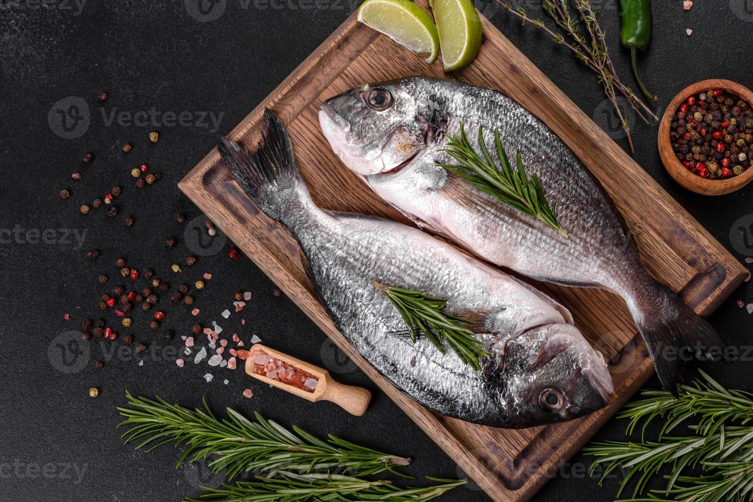 pesce crudo di dorado con spezie che cucinano sul tagliere. pesce fresco dorado foto