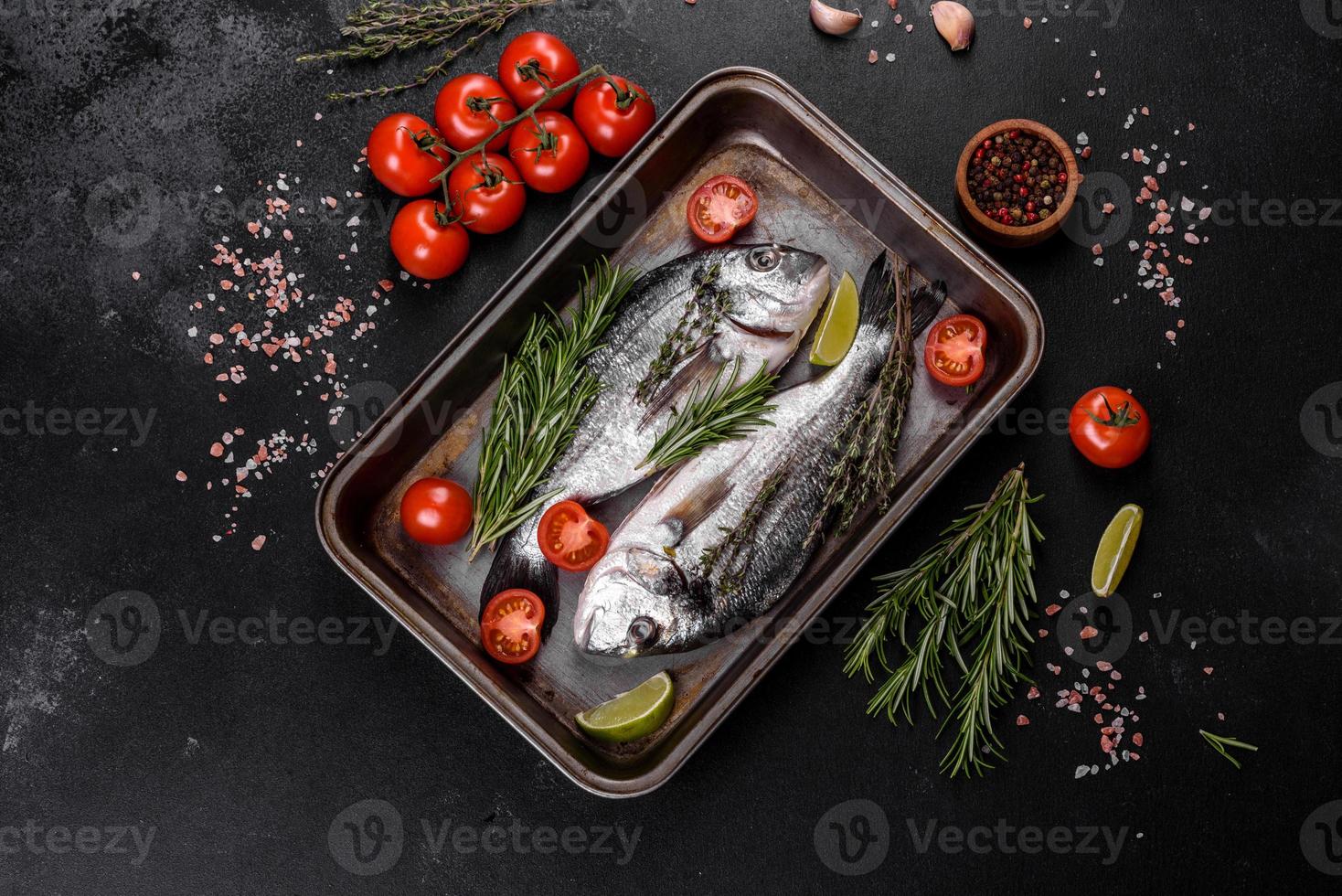 pesce crudo di dorado con spezie che cucinano sul tagliere. pesce fresco dorado foto