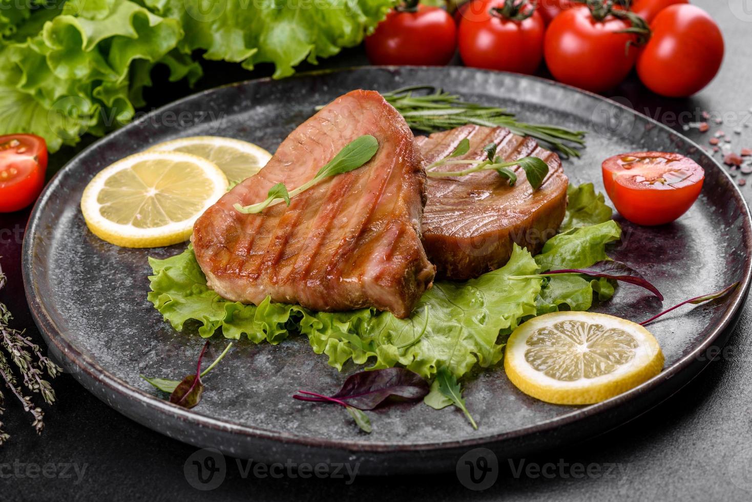 Deliziosa bistecca di tonno alla griglia con spezie ed erbe aromatiche foto