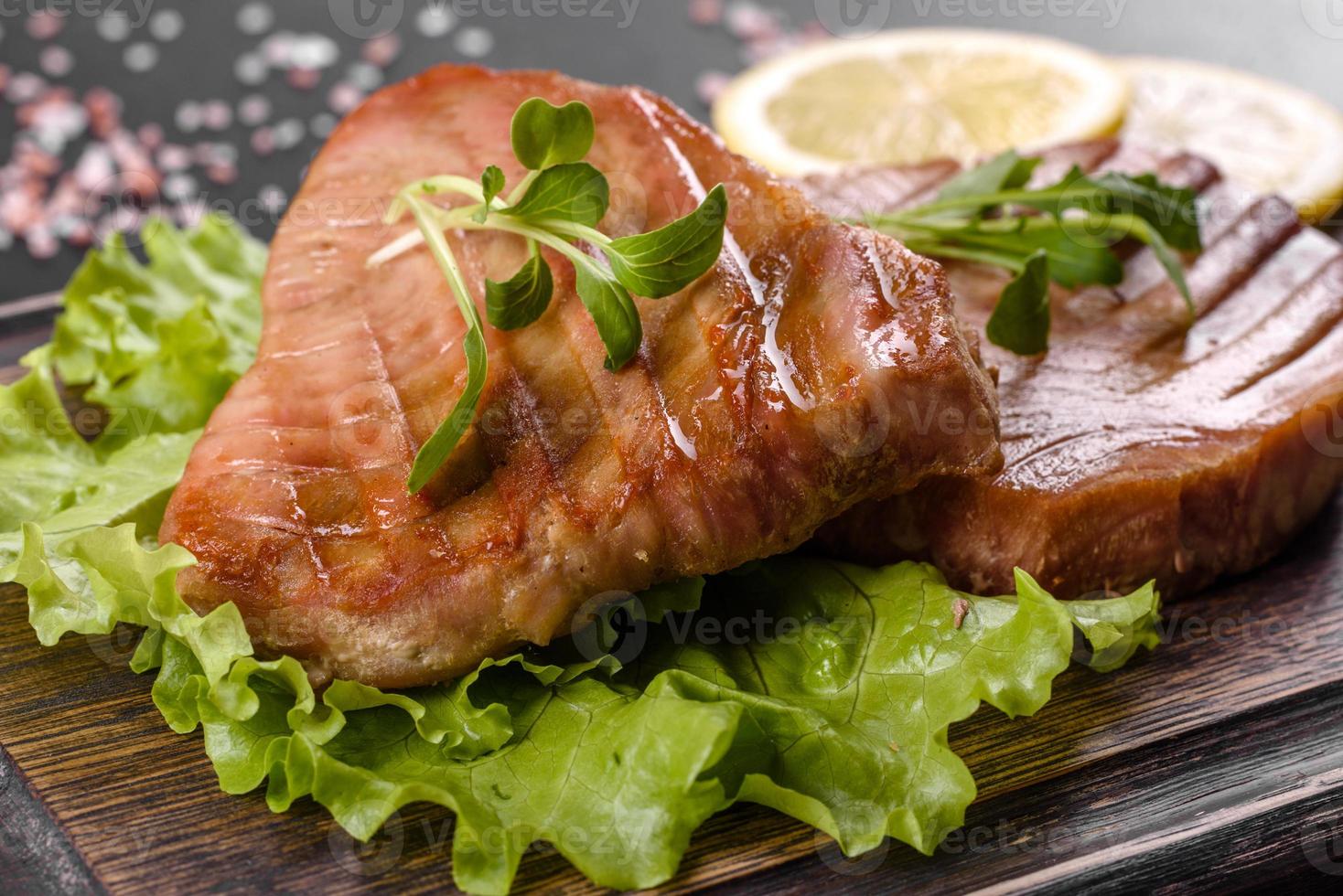 Deliziosa bistecca di tonno alla griglia con spezie ed erbe aromatiche foto