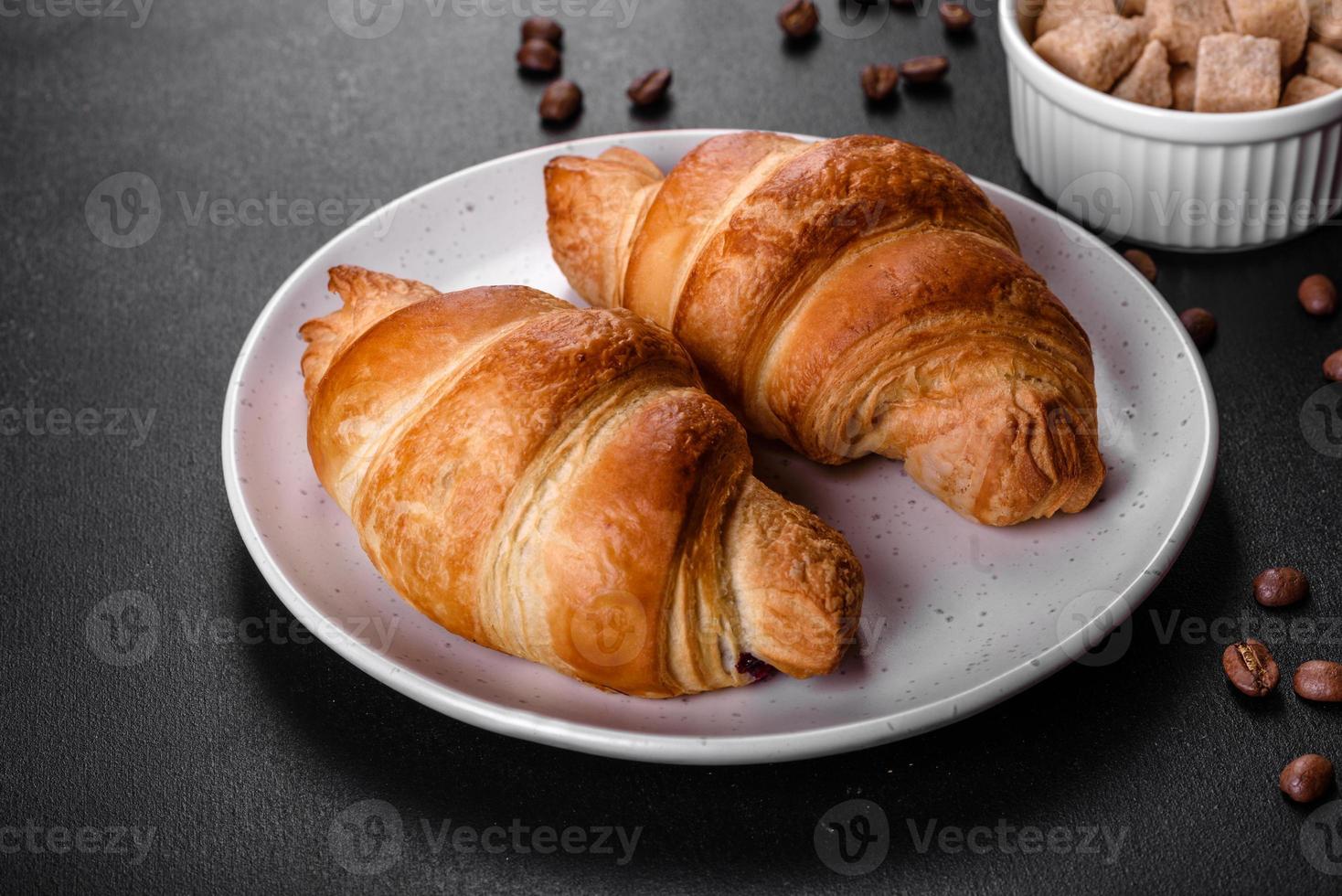 croissant francesi freschi e deliziosi con una tazza di caffè profumato foto