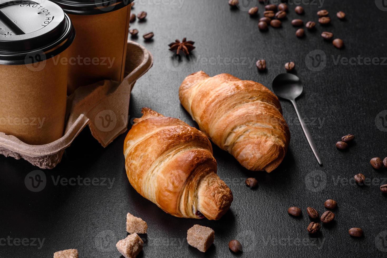 croissant francesi freschi e deliziosi con una tazza di caffè profumato foto