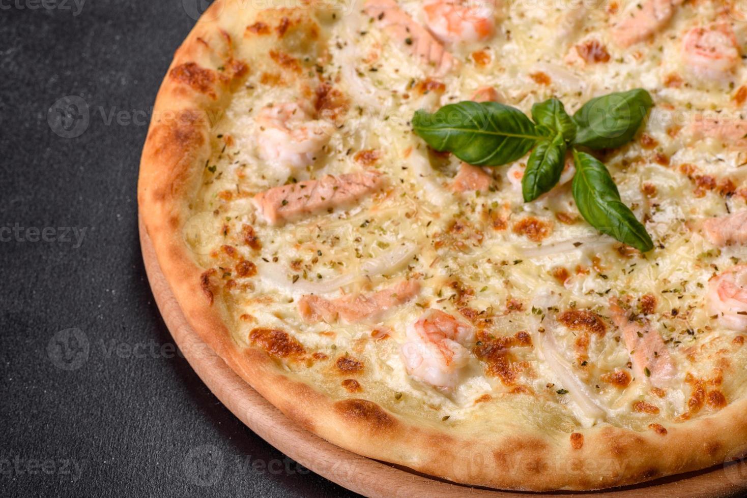 deliziosa pizza al forno di pesce fresco foto