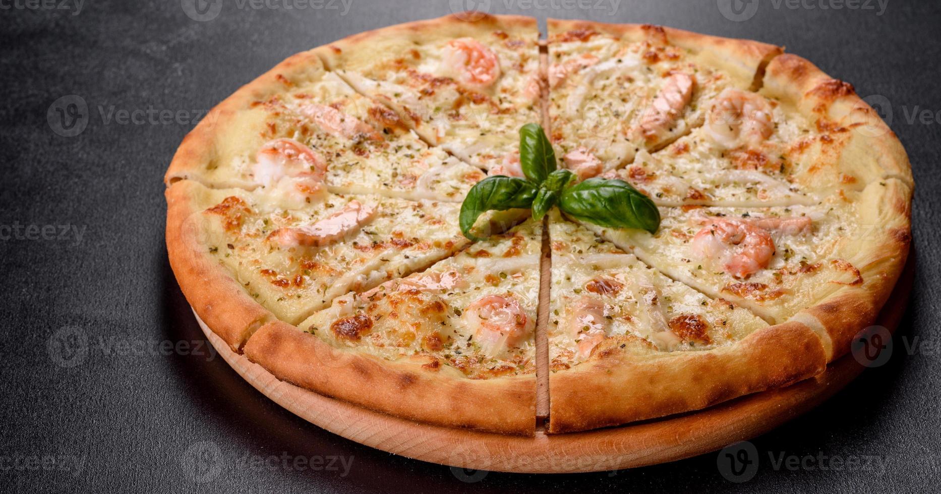 deliziosa pizza al forno di pesce fresco foto