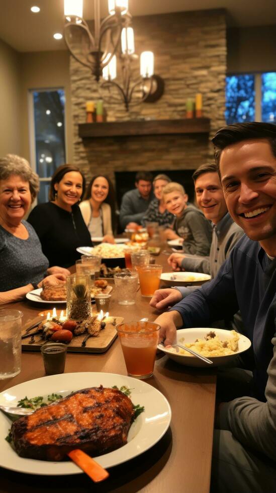 multigenerazionale famiglia godendo potluck cena foto