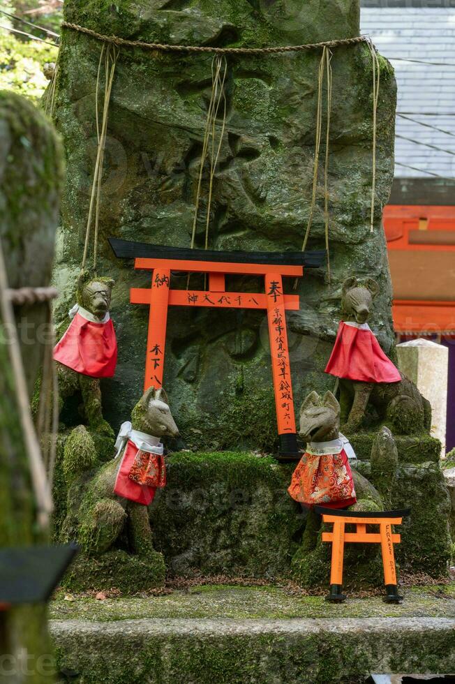 il santuario di il mille torii cancelli. fushimi inari santuario. esso è famoso per suo migliaia di vermiglio torii cancelli. Giappone foto