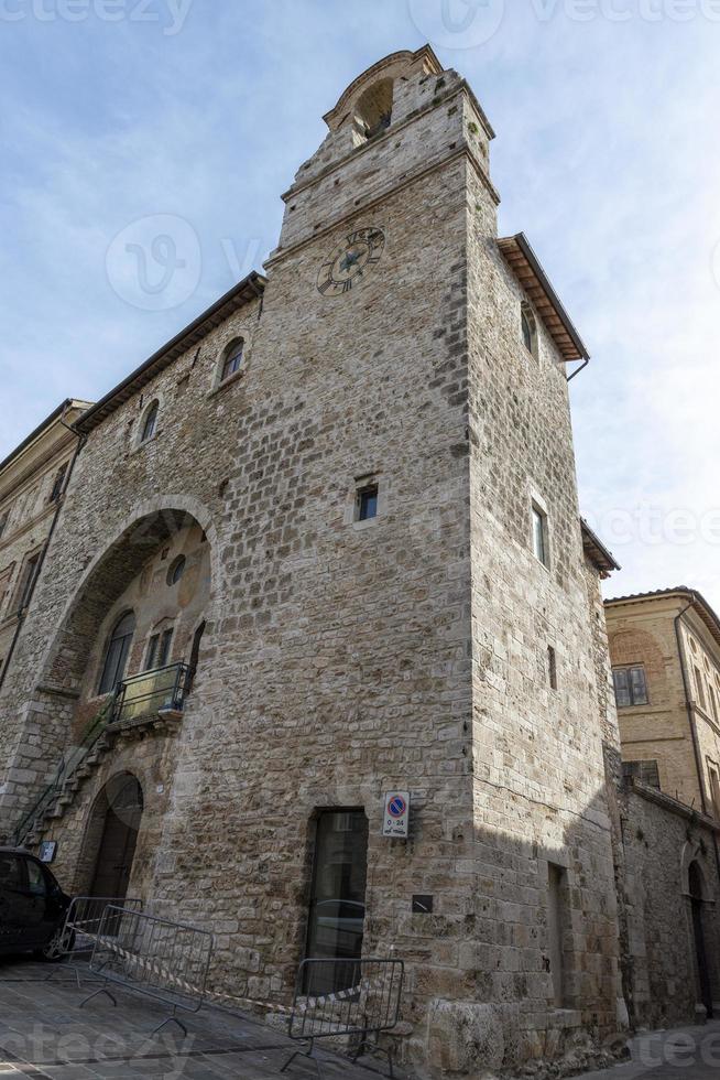 edifici nella città di san gemini, italia, 2020 foto