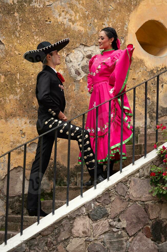 giovane ispanico donna e uomo nel indipendenza giorno o cinco de mayo parata o culturale Festival foto