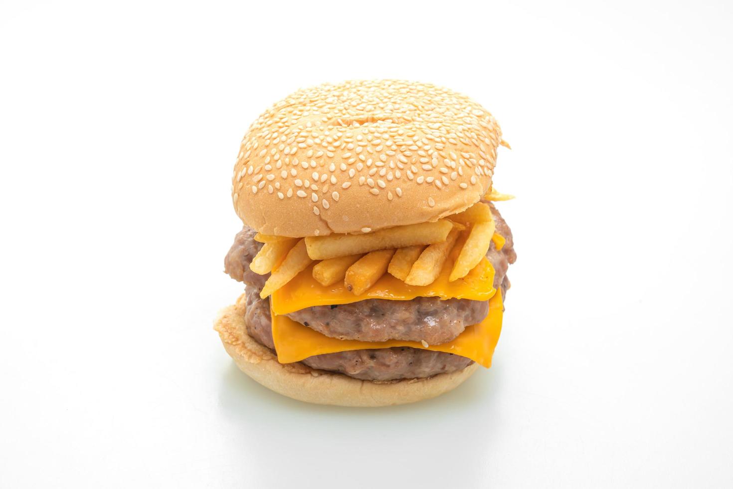 hamburger di maiale o hamburger di maiale con formaggio e patatine fritte isolati su sfondo bianco foto