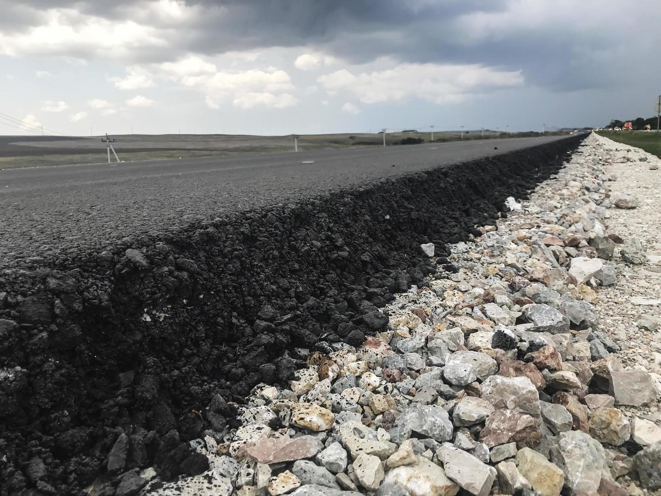 nuovo asfalto su un'autostrada. vista laterale. Russia foto