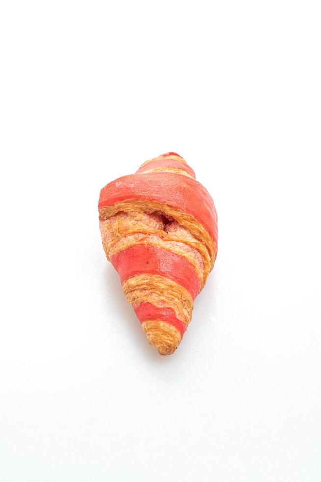 croissant fresco con salsa di marmellata di fragole isolato su sfondo bianco foto