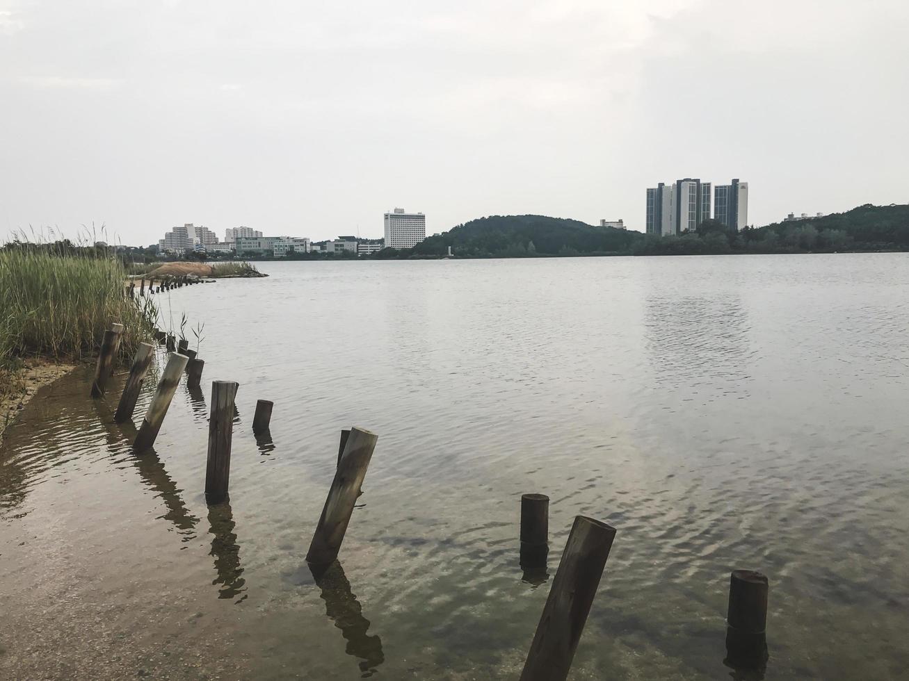 la vista di un lago nella città di sokcho, corea del sud foto