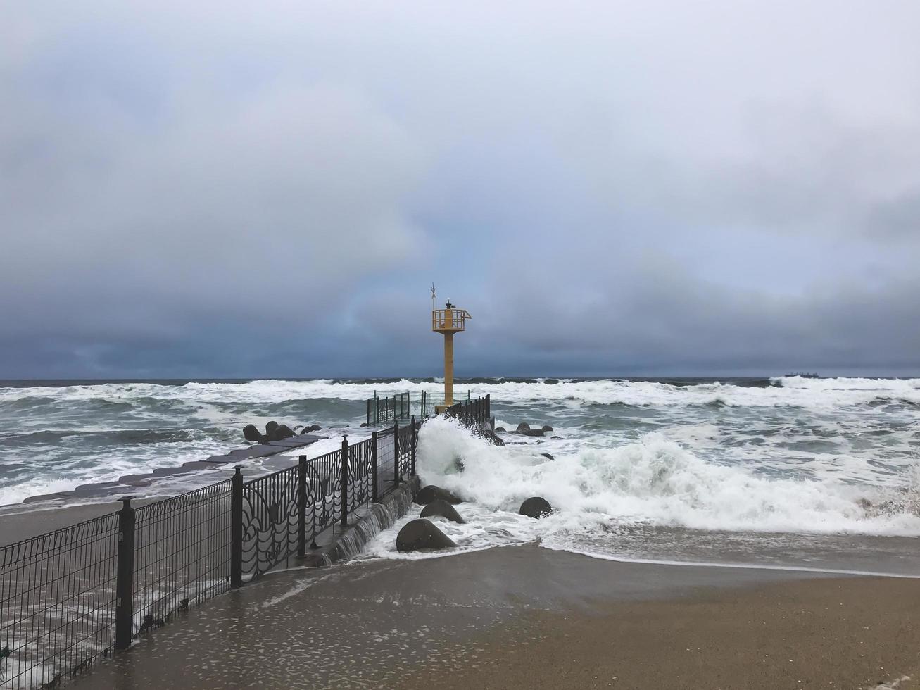 tifone in Corea del Sud. grandi onde si infrangono sul lavaggio. spiaggia della città di gangneung. foto