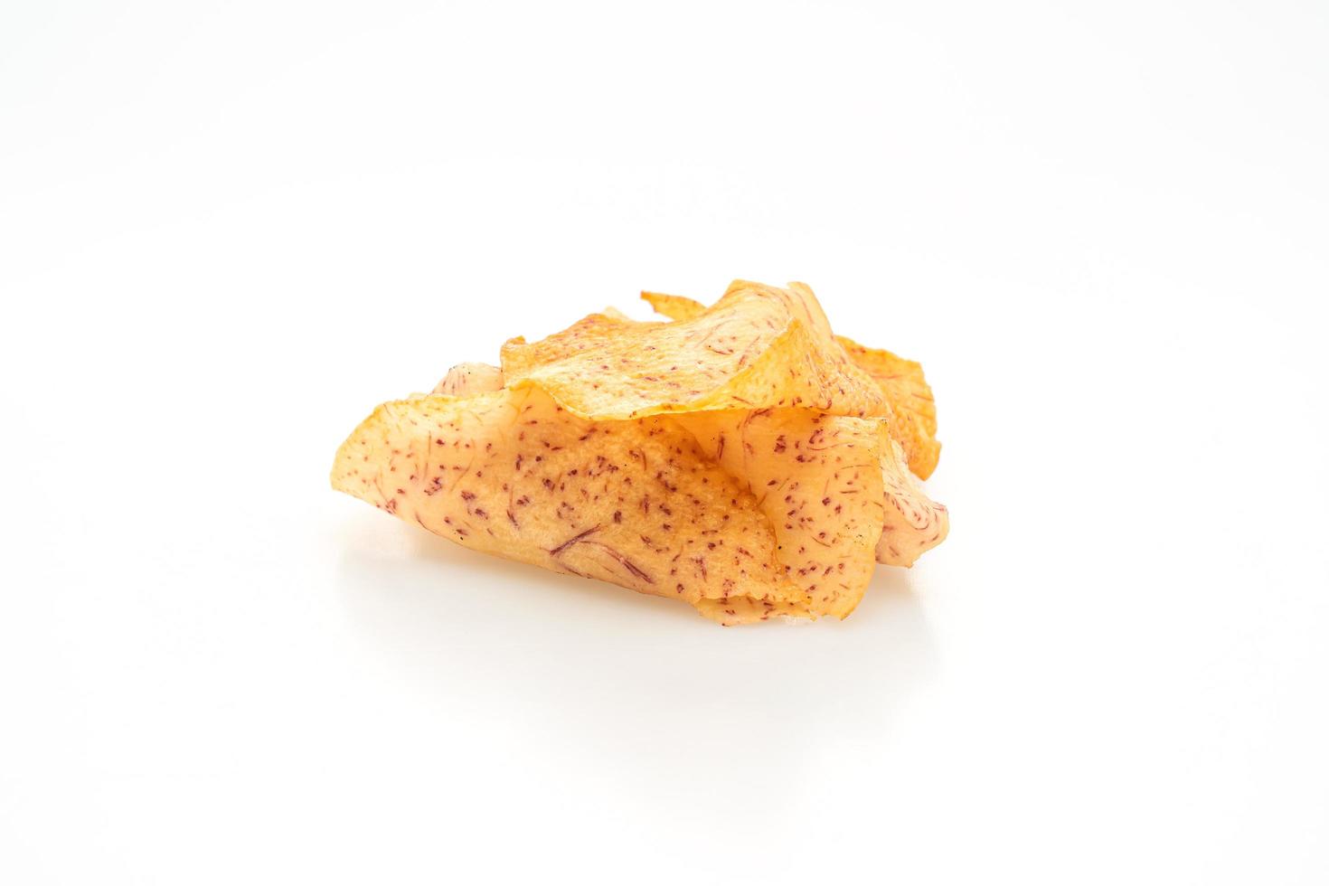 taro chips isolati su sfondo bianco white foto