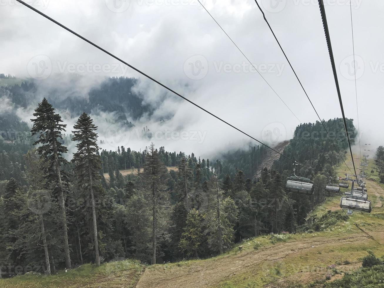 la funivia nelle montagne del caucaso. zona di sochi, roza khutor, russia foto