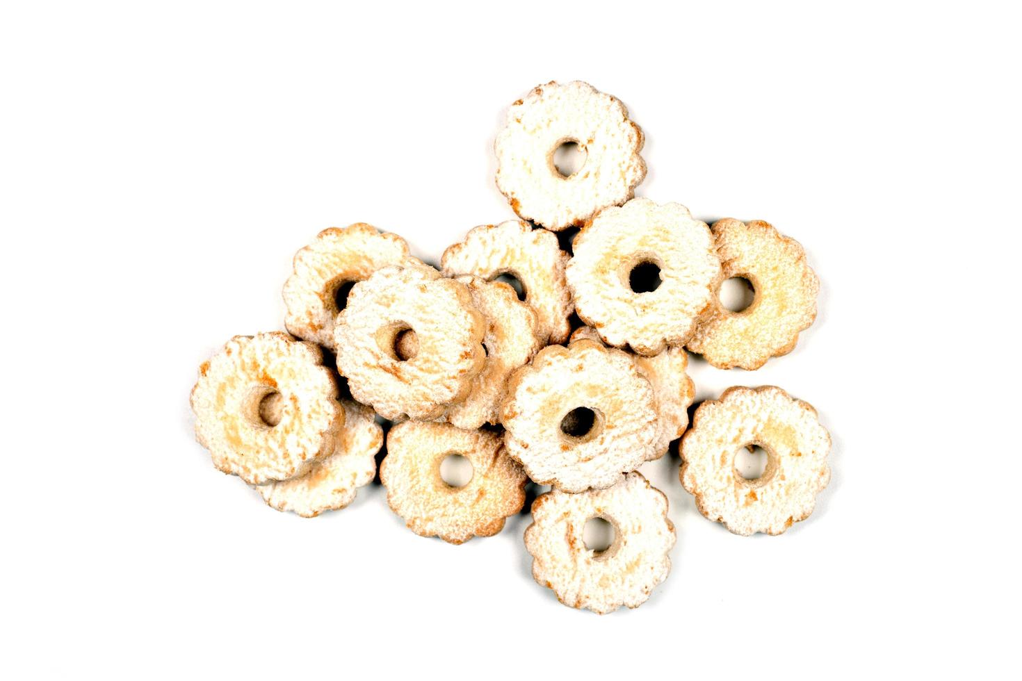 biscotti appena sfornati su sfondo bianco foto