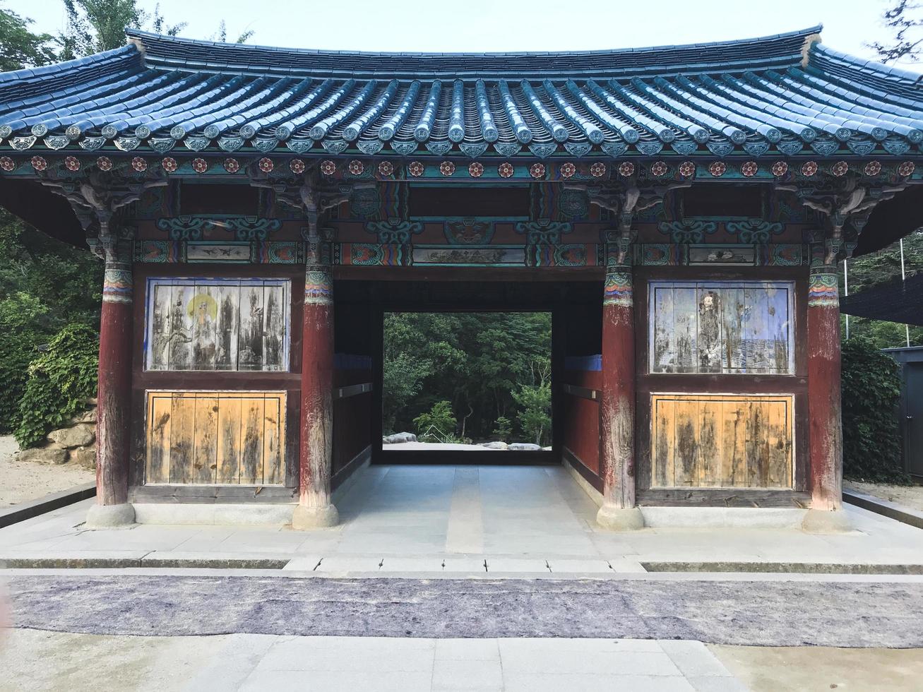 arco tradizionale asiatico nel tempio, parco nazionale di seoraksan, corea del sud foto