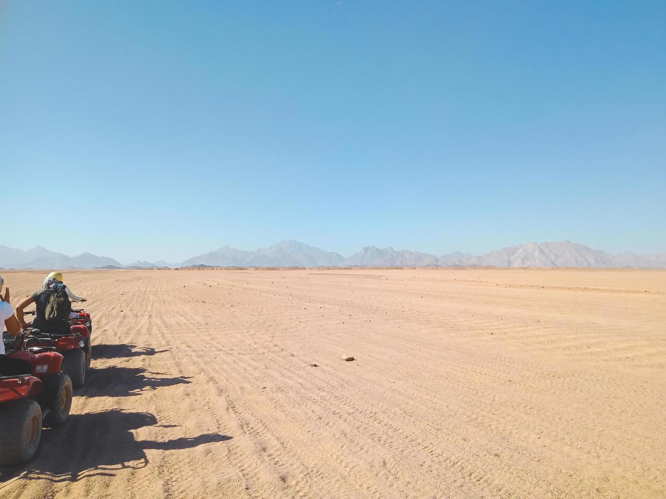 un gruppo di persone in quad nel deserto d'egitto foto
