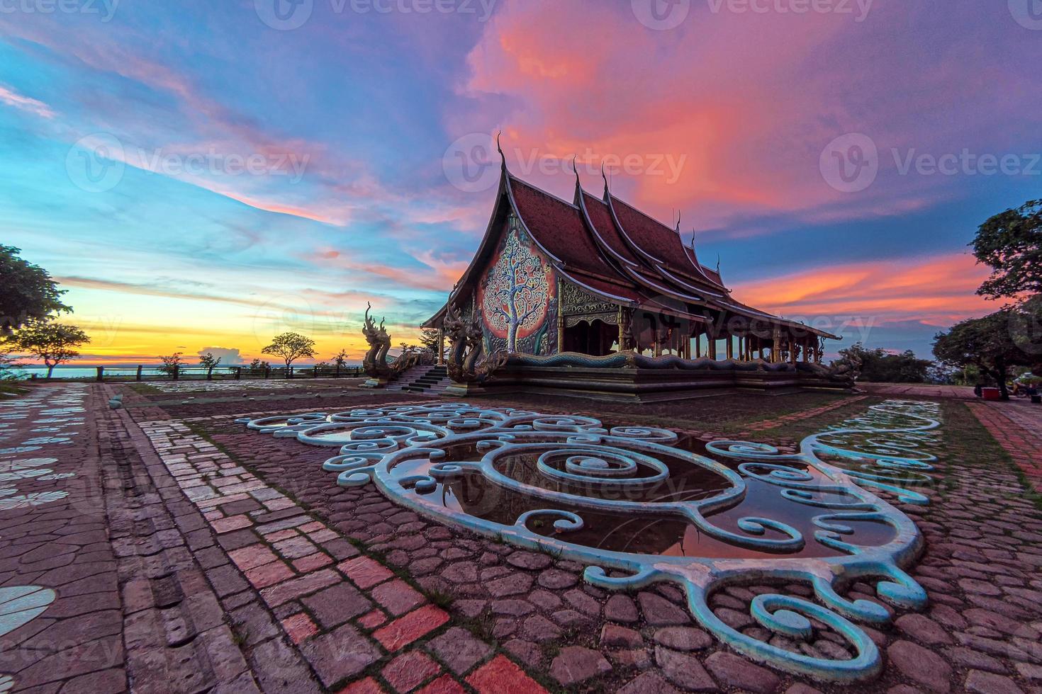 Colpo al crepuscolo del tempio sirindhorn wararam phu prao a ubonrachatani, thailandia foto