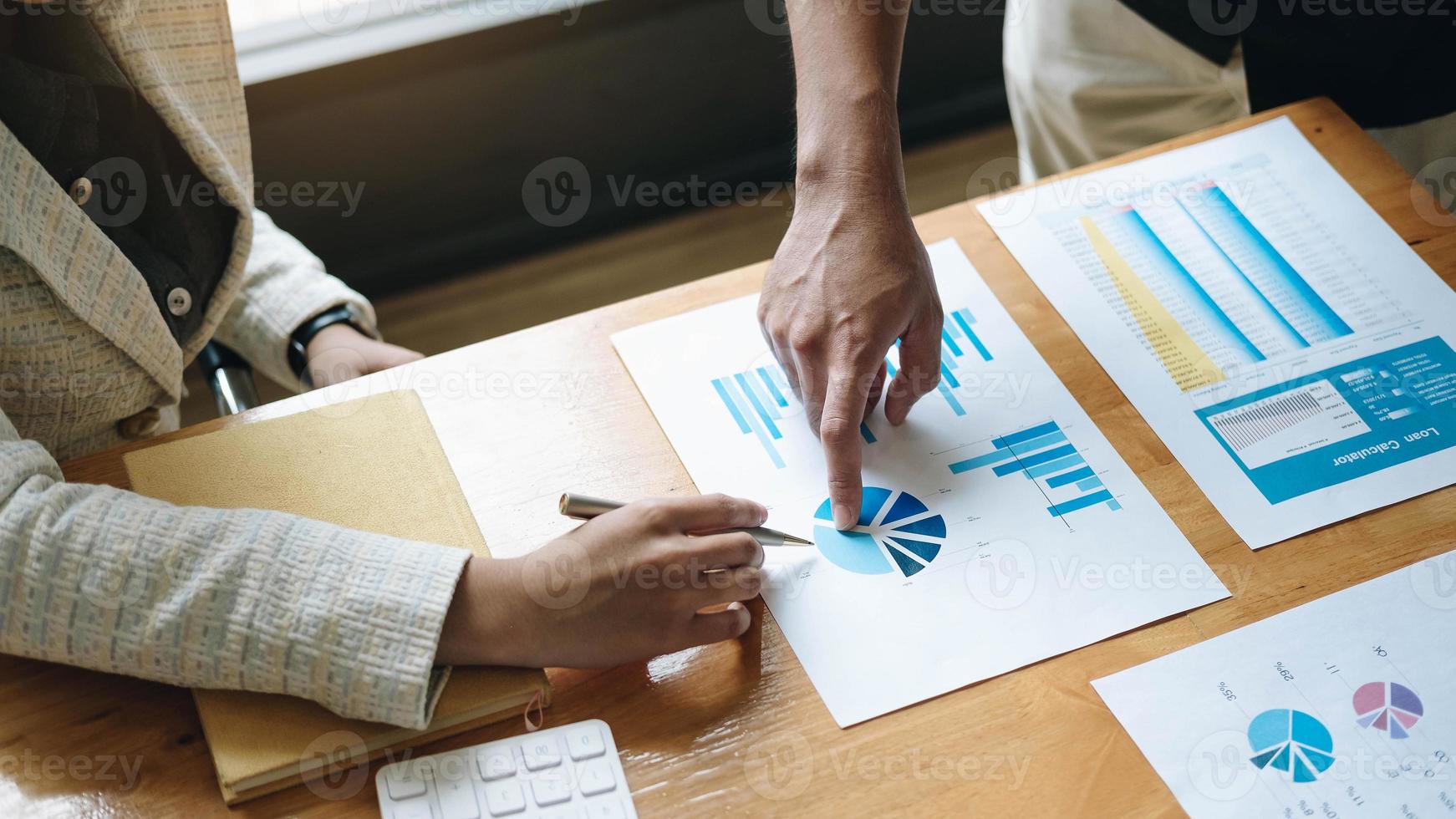 incontro di lavoro in ufficio foto