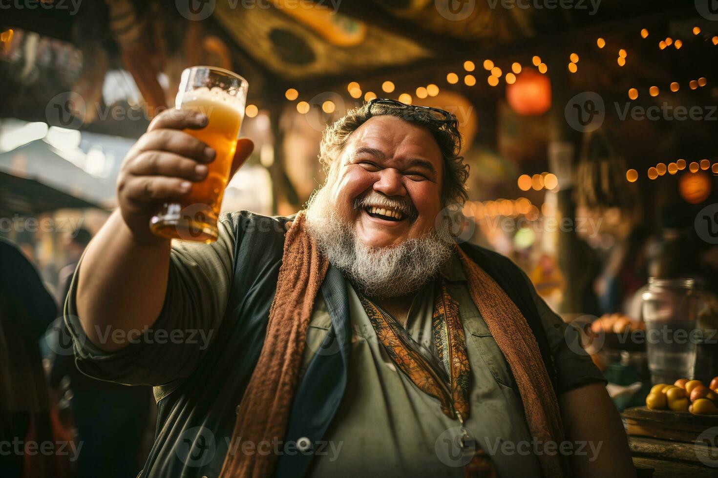 ritratto di un' Grasso sorridente grigio barbuto uomo raccolta un' bicchiere di freddo birra a un' bar foto