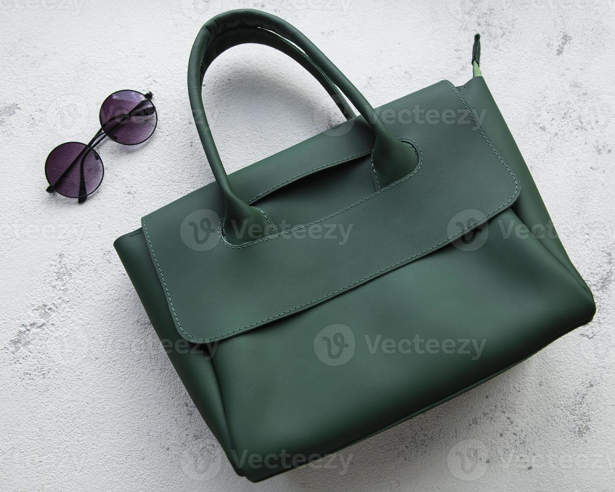 borsa da donna in pelle verde foto