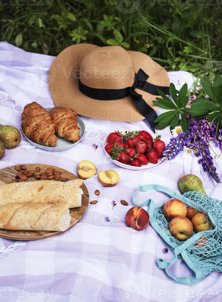 scena di picnic romantico in una giornata estiva foto