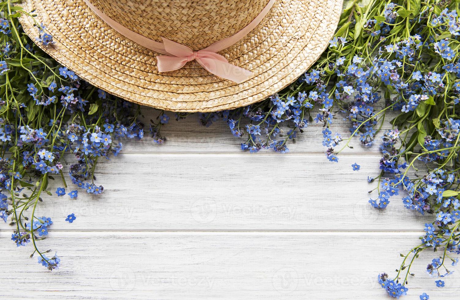 fiori del nontiscordardime e cappello di paglia foto