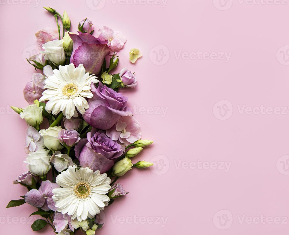 bordo fatto di fiori rosa foto
