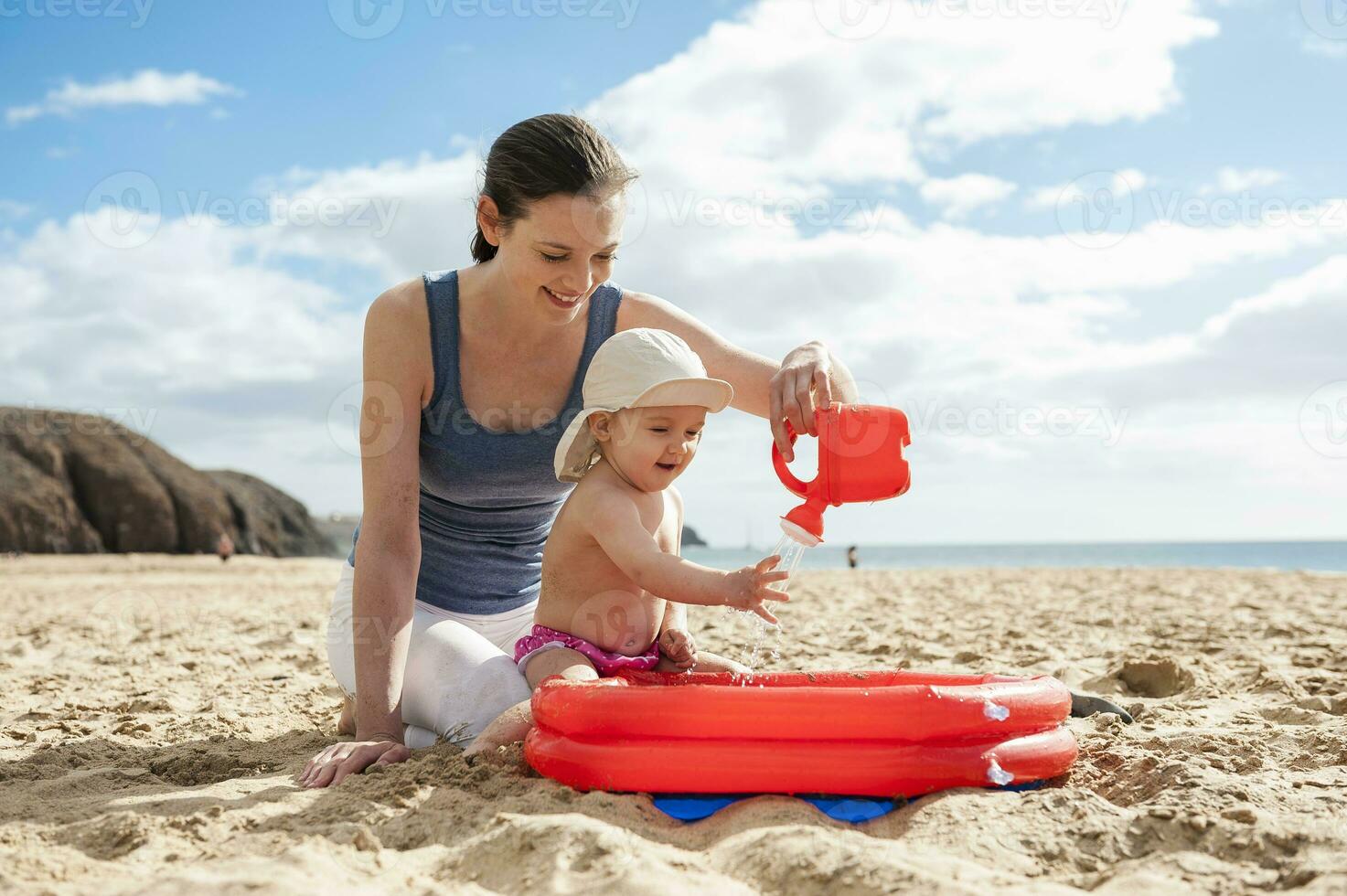 madre giocando con poco figlia su il spiaggia foto