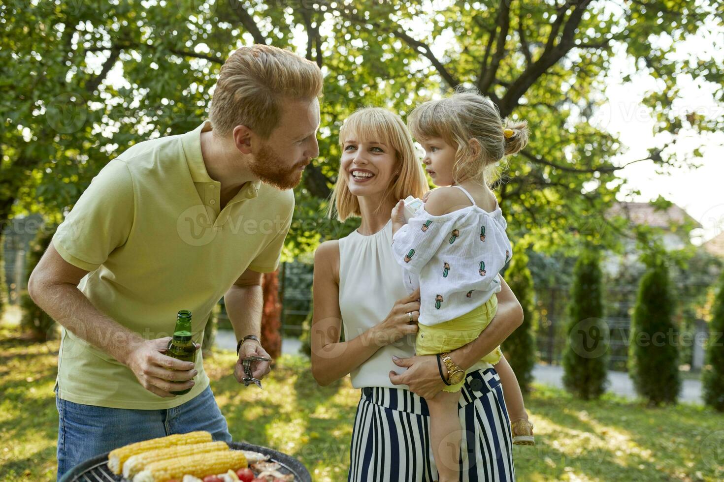 famiglia avendo un' barbecue nel giardino foto