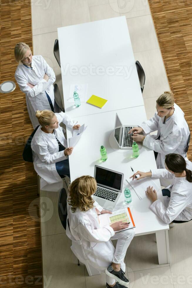 femmina medici avendo un' incontro nel conferenza camera foto