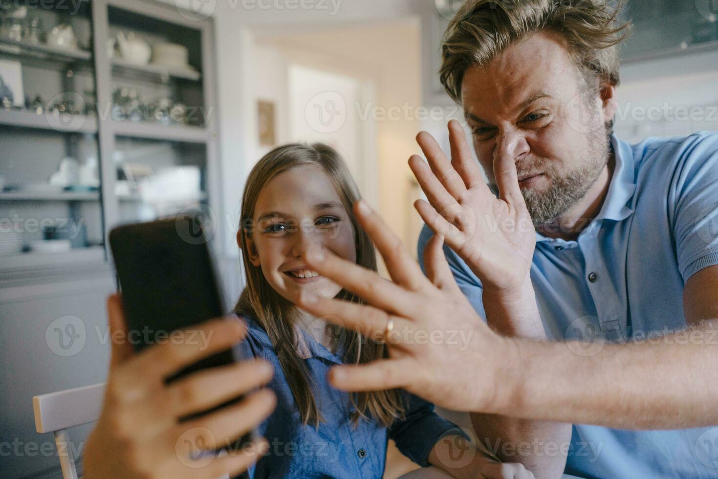 giocoso padre e figlia assunzione un' autoscatto a casa foto