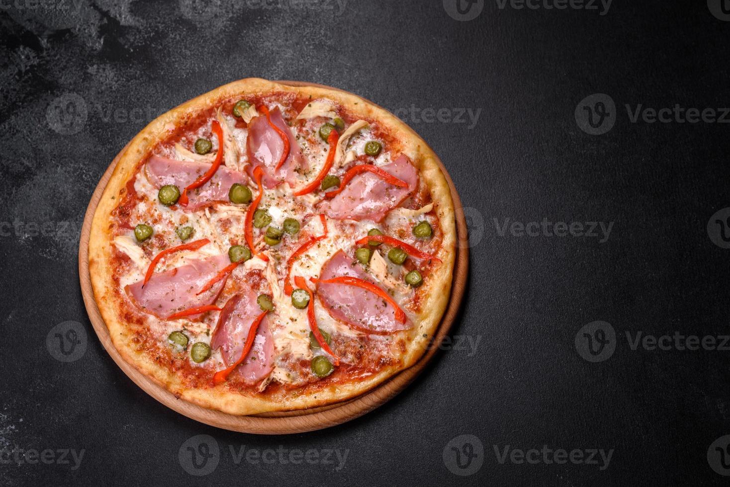 deliziosa pizza fresca e croccante dal forno con prosciutto e pepe bulgaro foto