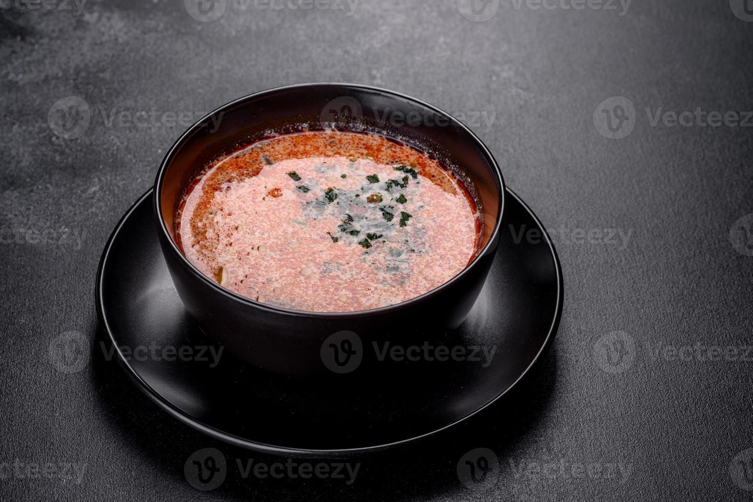 gustosa zuppa malese fresca piccante tom yam con pomodoro foto