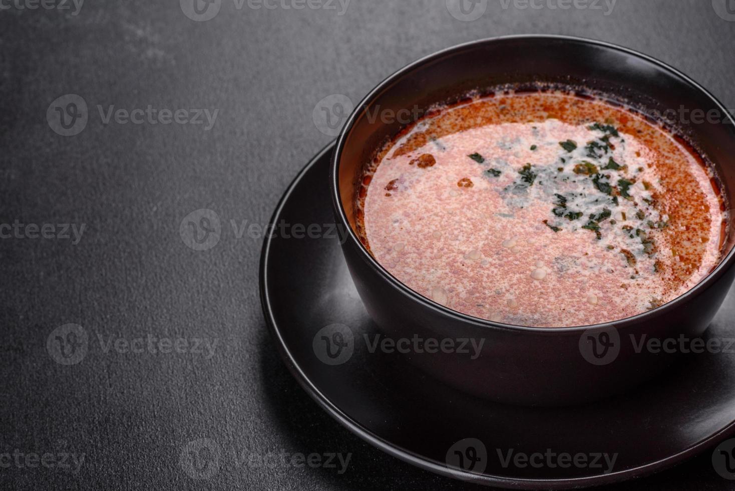 gustosa zuppa malese fresca piccante tom yam con pomodoro foto