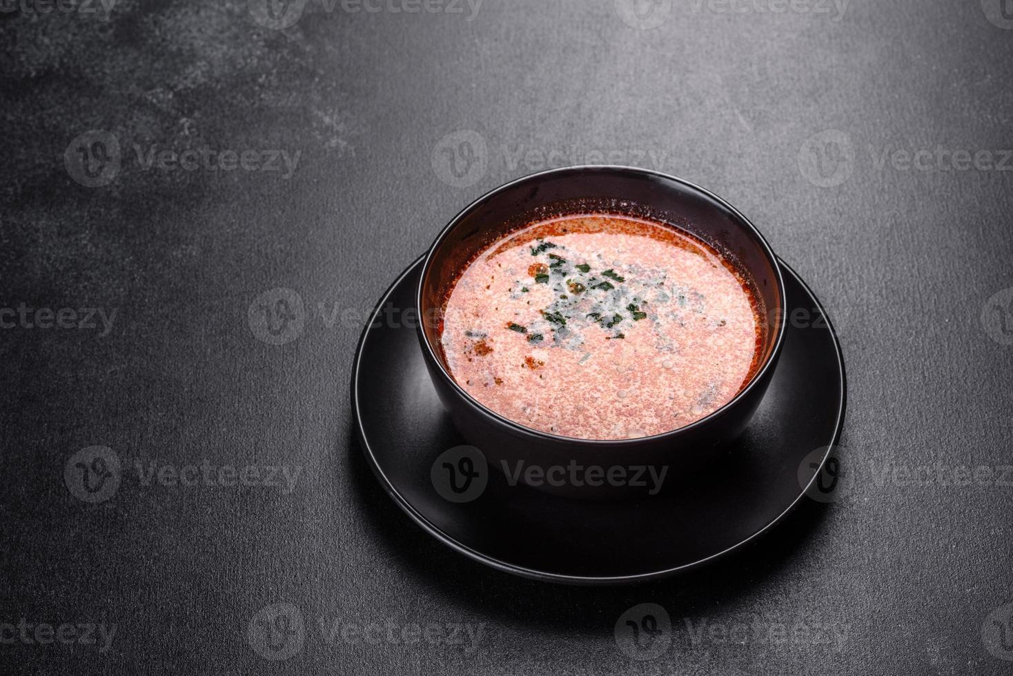 gustosa zuppa malese fresca piccante tom yam con pomodoro foto