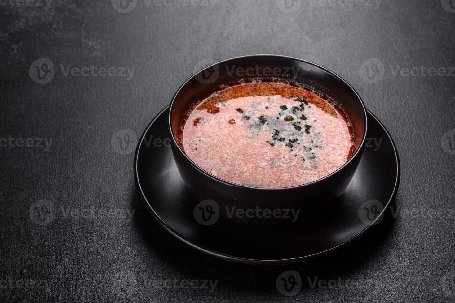 gustosa zuppa malese fresca piccante tom yam con pomodoro foto