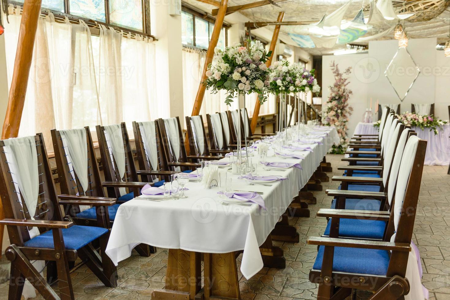 bellissime composizioni floreali nel ristorante per la cerimonia nuziale foto