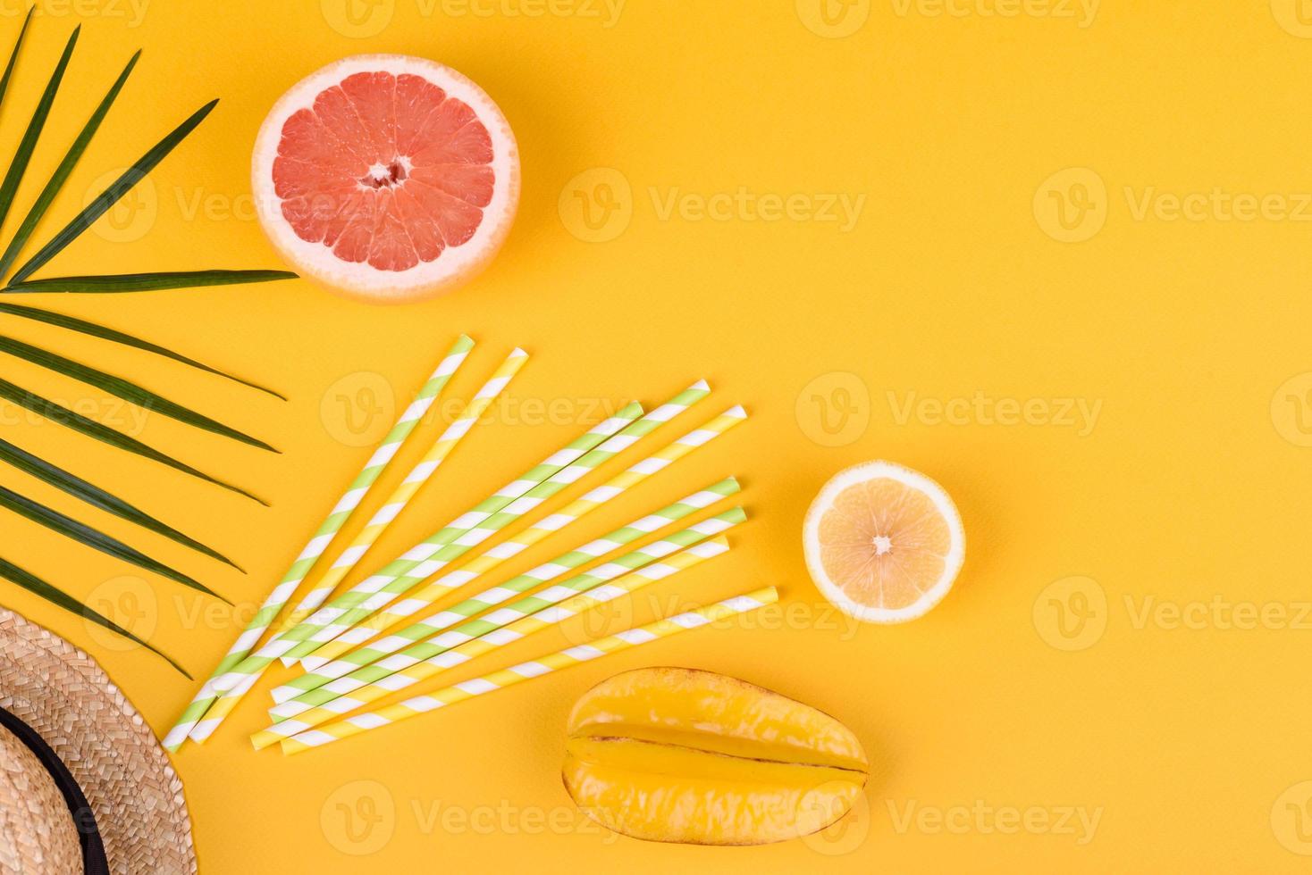 accessori da spiaggia con conchiglie e stelle marine su sfondo colorato foto