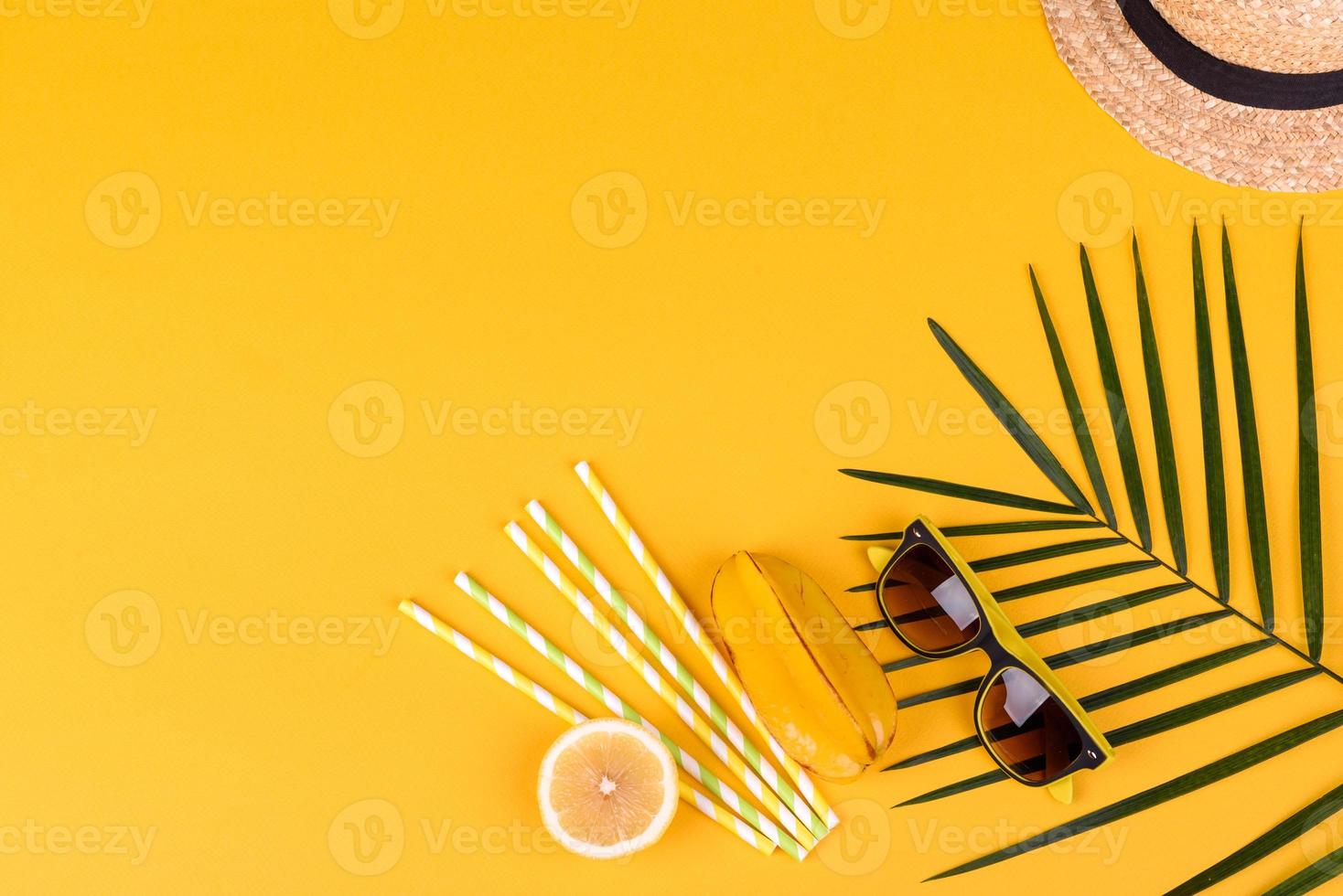 accessori da spiaggia con conchiglie e stelle marine su sfondo colorato foto