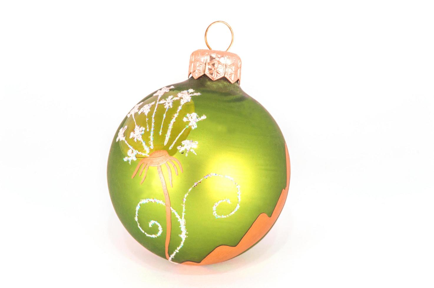 palla di Natale verde isolato su sfondo bianco foto