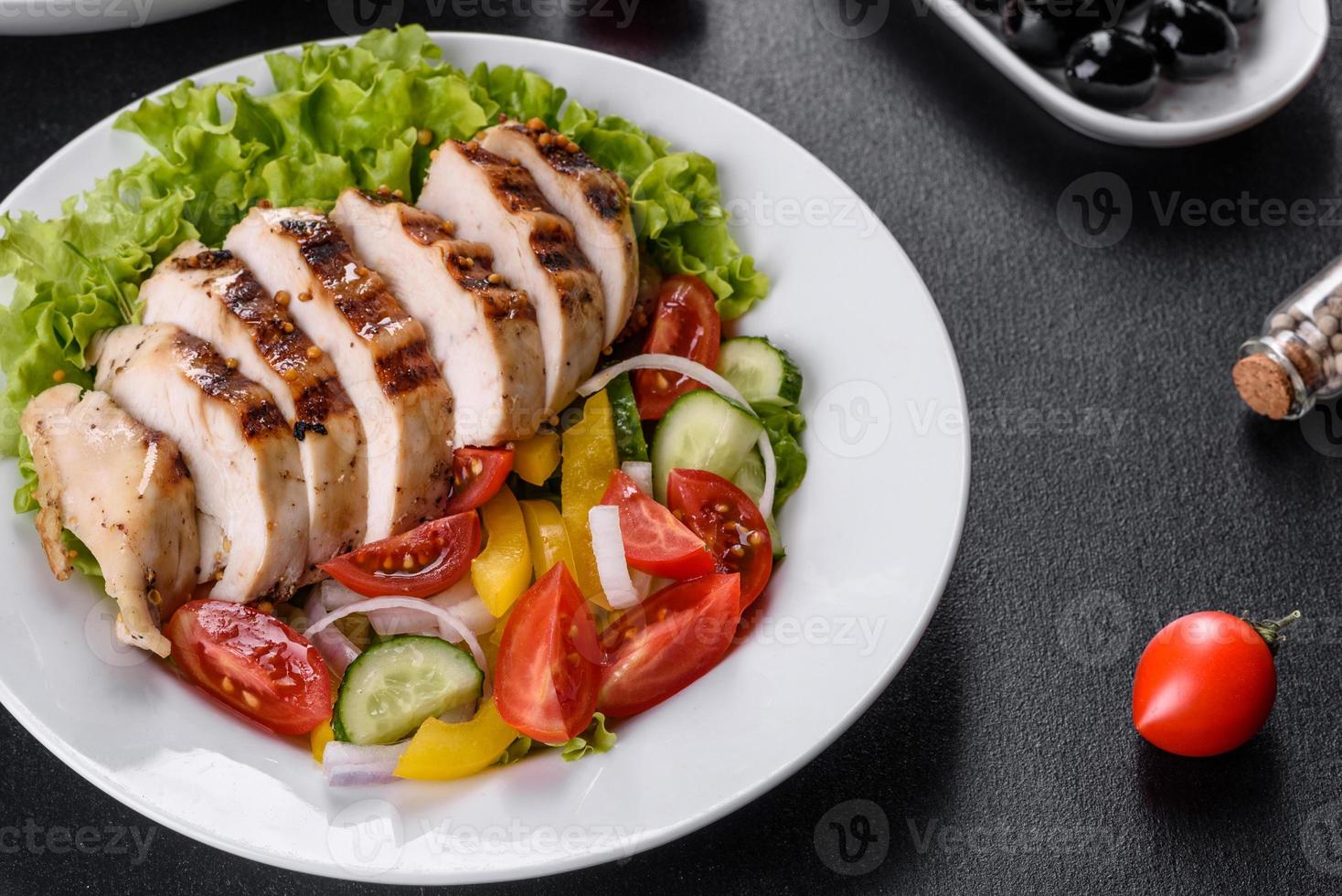 deliziosa insalata fresca con pollo, pomodoro, cetriolo, cipolle e verdure con olio d'oliva foto