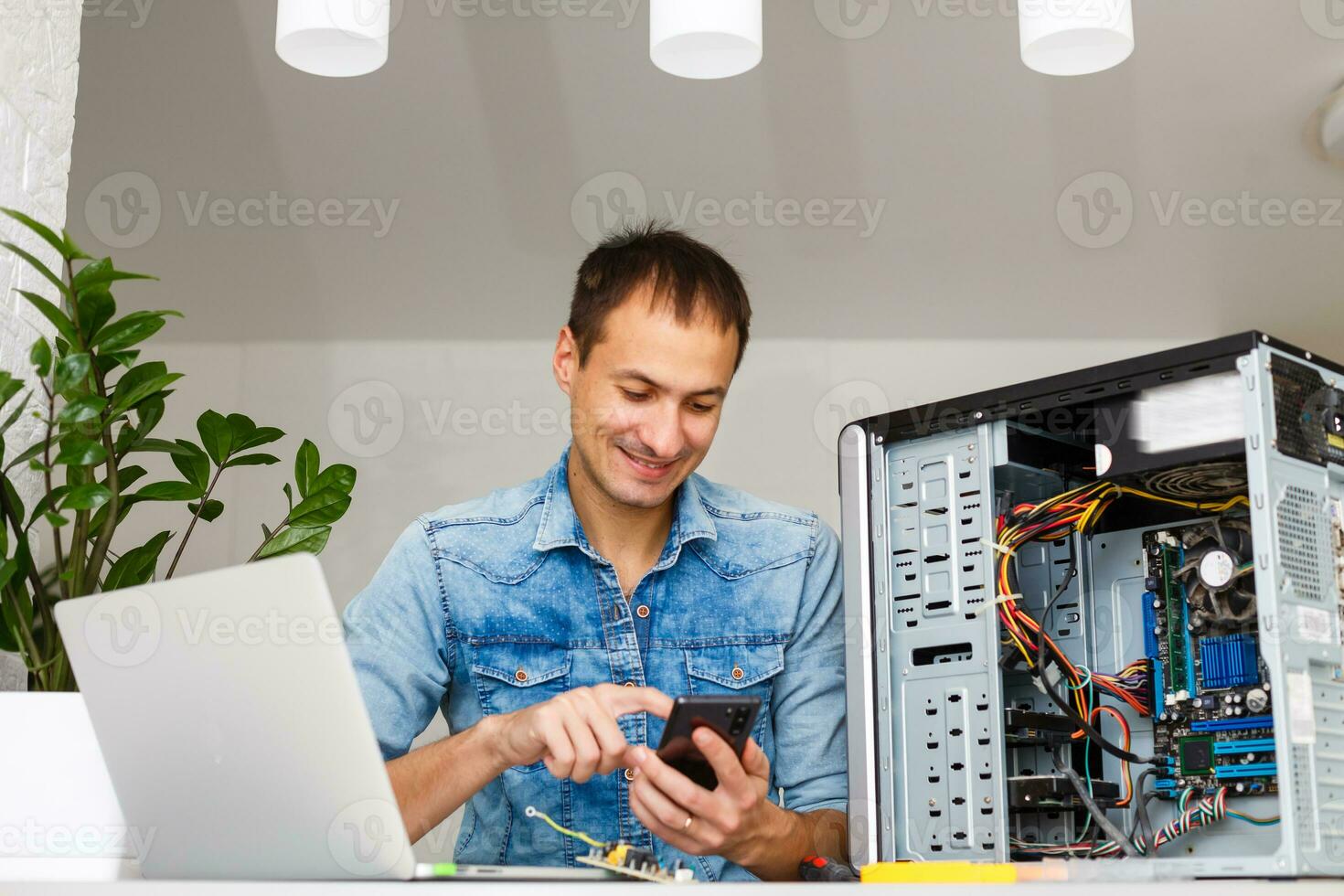 uomo utilizzando il computer portatile per dai un'occhiata server nel dati centro foto