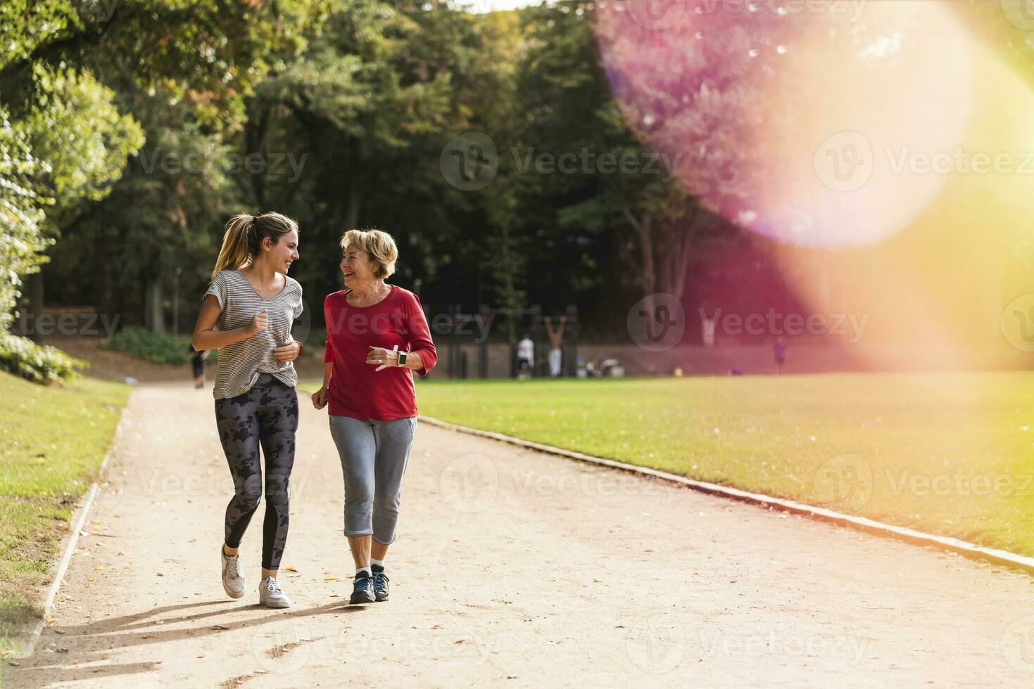 nipotina e nonna avendo divertimento, jogging insieme nel il parco foto