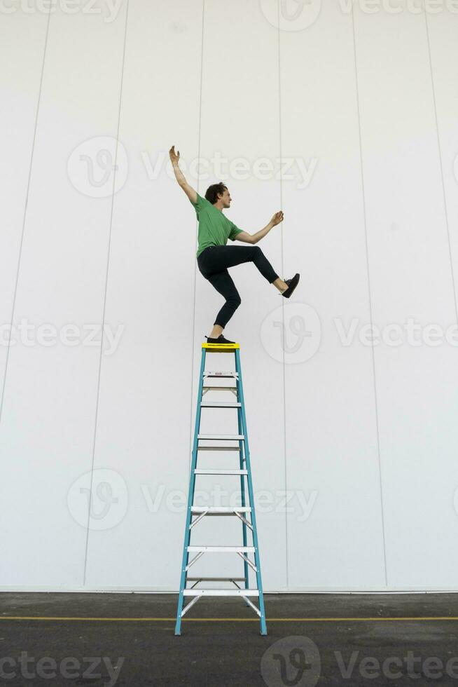 acrobata equilibratura su scala foto