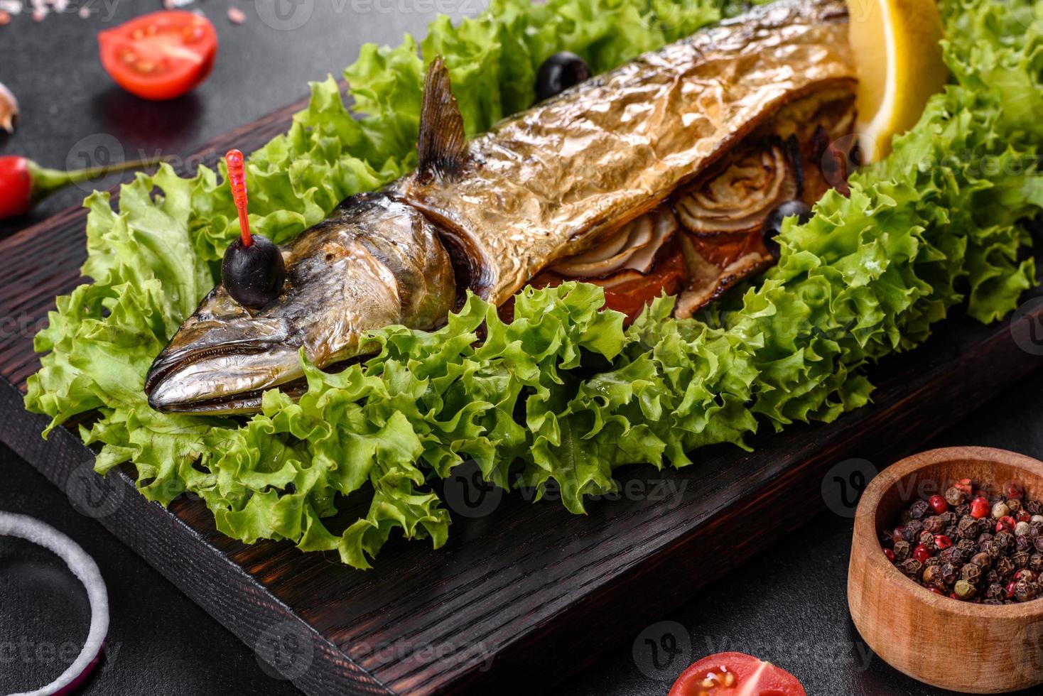 sgombro al forno con verdure su tavola di legno al limone foto