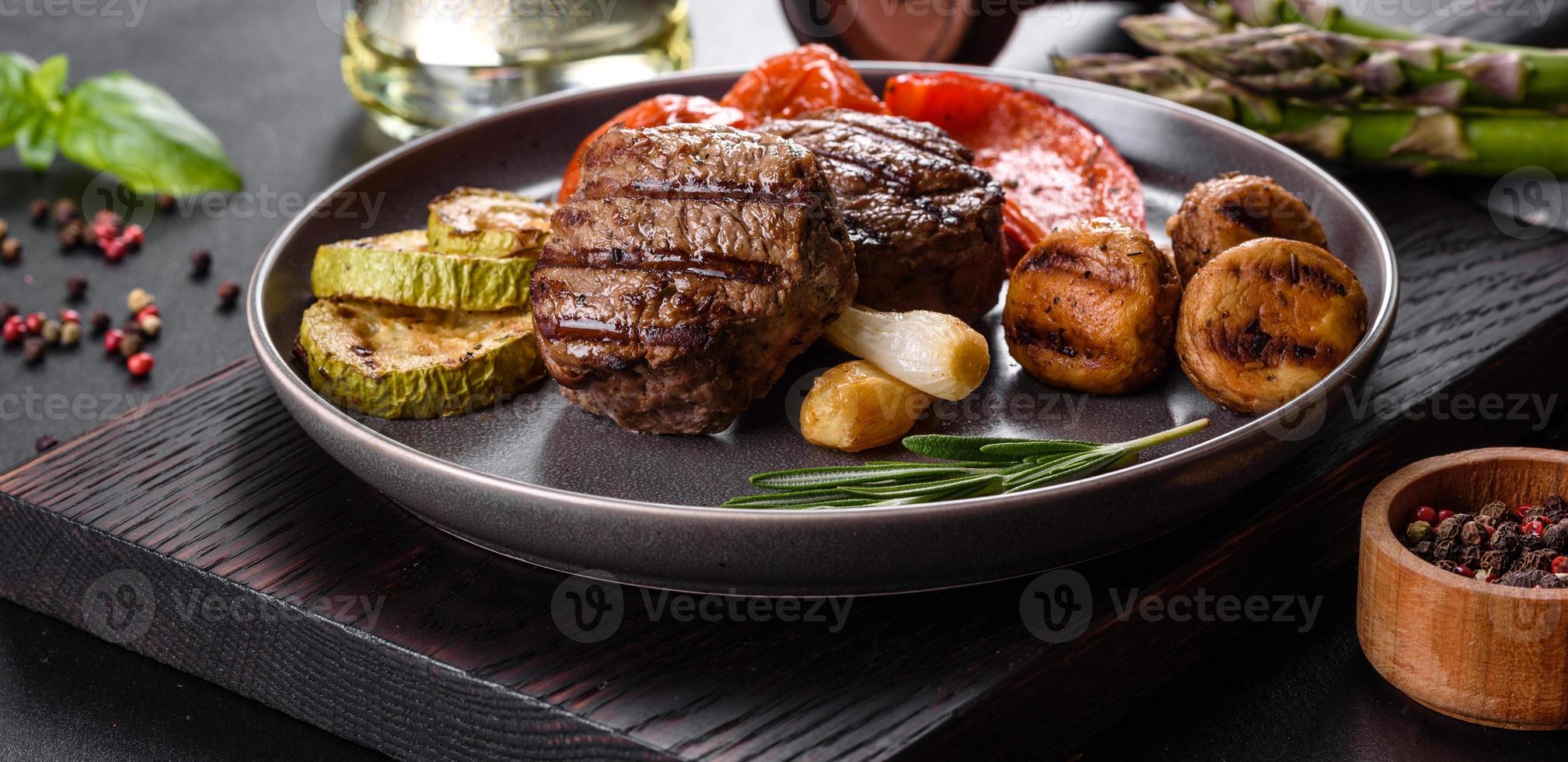 gustoso medaglione di manzo al forno con verdure, funghi e spezie foto