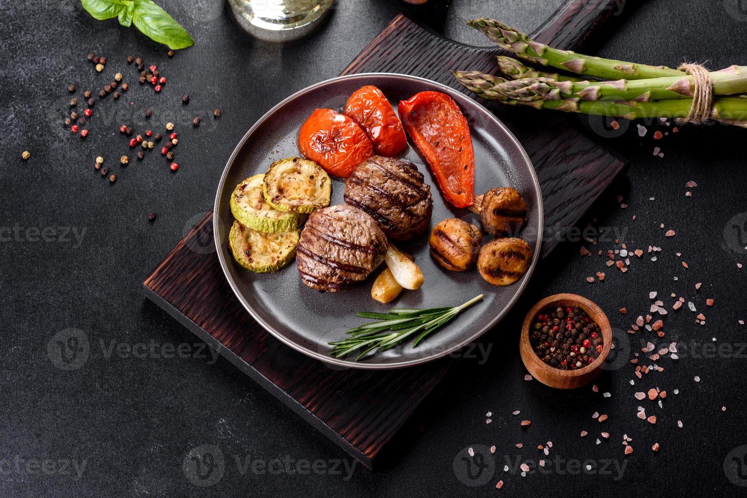 gustoso medaglione di manzo al forno con verdure, funghi e spezie foto