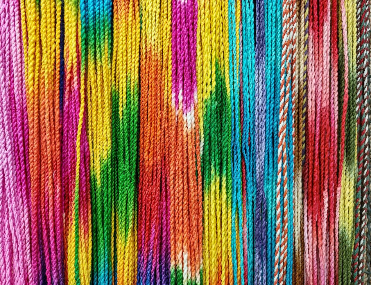 avvicinamento di cotone corda tinti nel arcobaleno colori foto